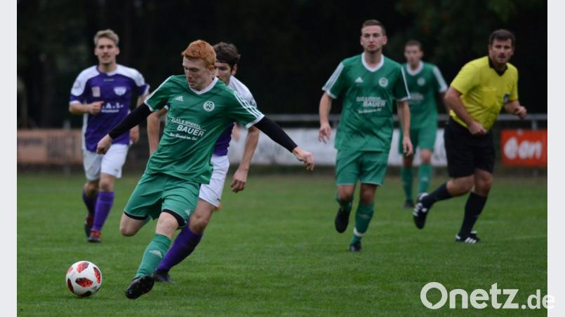 Sebastian Ebenburger (vorne) und seine Kollegen vom FC Wernberg wollen im Spiel gegen den FC OVI-Teunz schnell in die Erfolgsspur zurück. 	Bild: mhs Bild: she