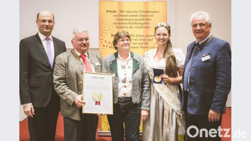 Strahlende Gesichter bei der Überreichung der Urkunde. Im Bild von links Finanzminister Albert Füracker, Rigobert Bergler, Thea Bergler, Hopfenkönigin Teresa Locher und Eckhard Himmel (Brauring). Bild: exb
