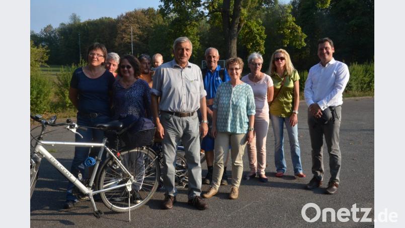 Die Grünen haben zur Radtour durch den Hammerweg eingeladen und besichtigen unter anderem das ehemalige Gelände des Turnerbunds. Bild: Kunz