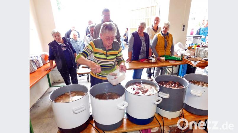 Auch zum zehnten Speichersdorfer Schlachtschüsselfest bieten die Veranstalter wieder leckeres Essen an. Bild: whü