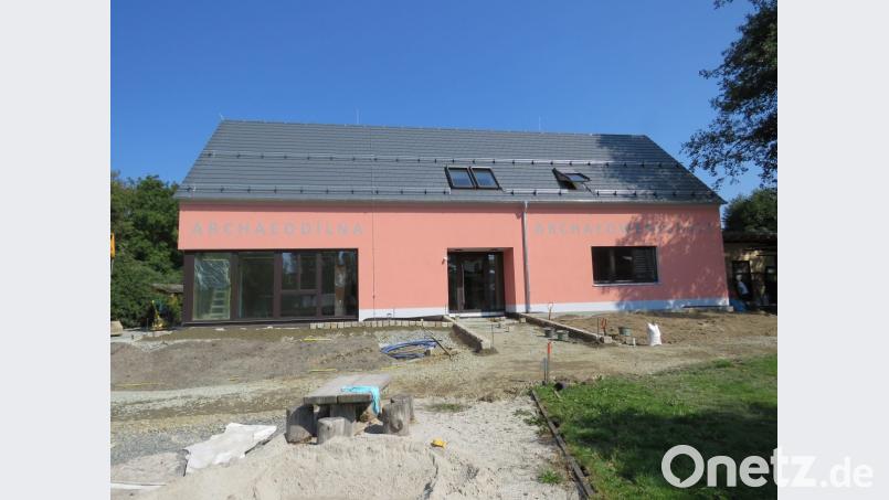 Noch ist die ArchaeoWerkstatt selbst eine Baustelle. Am Dienstag muss alles fertig sein. Dann soll das neue Gebäude, das im Außenbereich des Geschichtsparks steht, für Studenten aus Prag, Pilsen und Bamberg zum Lehr- und Lernort werden. Bild: ubb