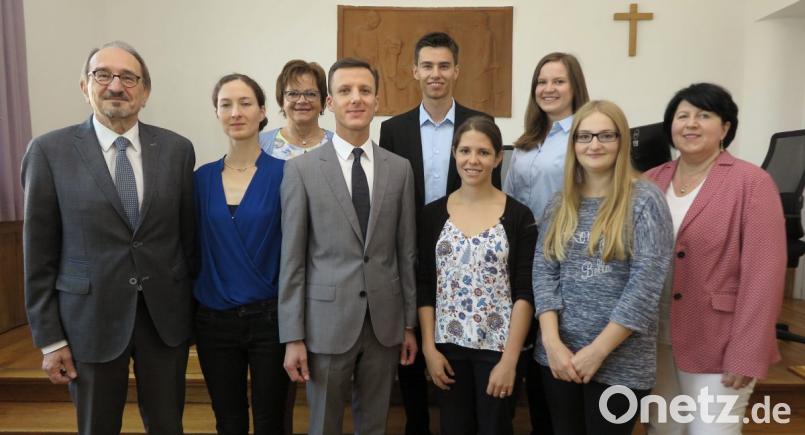 Das Amtsgericht Schwandorf hat Verstärkung bekommen. Das Bild zeigt von links: Amtsgerichtsdirektor Ewald Ebensperger, Dr. Sophie Weber, Geschäftsleiterin Elisabeth Langen, Holger Vogl, Marc Stegerer, Maria Güntner, Anna Schönberger, Lena Albrecht und Sabine Willecke. Bild: Hirsch