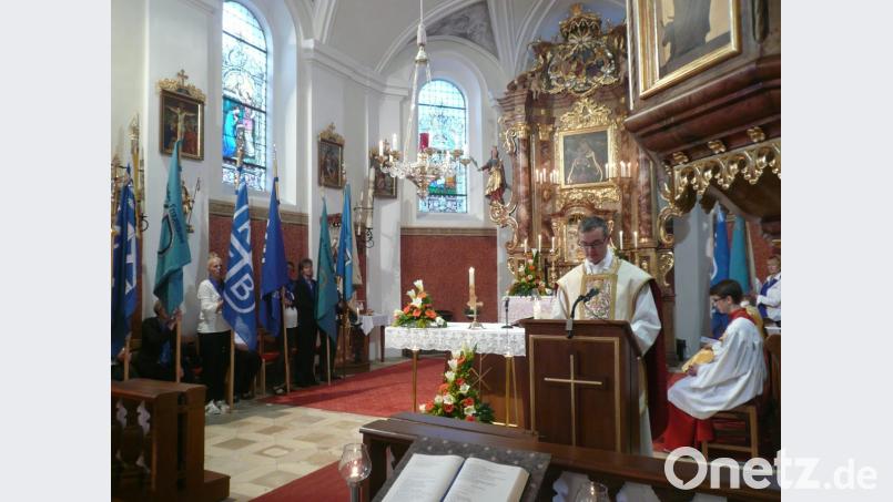 Dekan Alexander Huber aus Lappersdorf feierte mit zahlreichen Gläubigen und acht Fahnenabordnungen der Zweigvereine des Frauenbundes einen Gottesdienst. Bild: swo