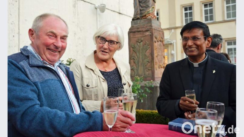 Die Bürger heißen ihren neuen Pfarrer (rechts) willkommen. Bild: ü