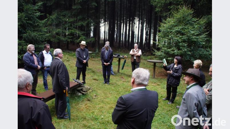 Beim Fleischhackerhaus in Bügellohe begrüßte Bürgermeisterin Birgit Höcherl die Gäste und erläuterte den Werdegang für diesen Dokumentationsort. Bild: mmj