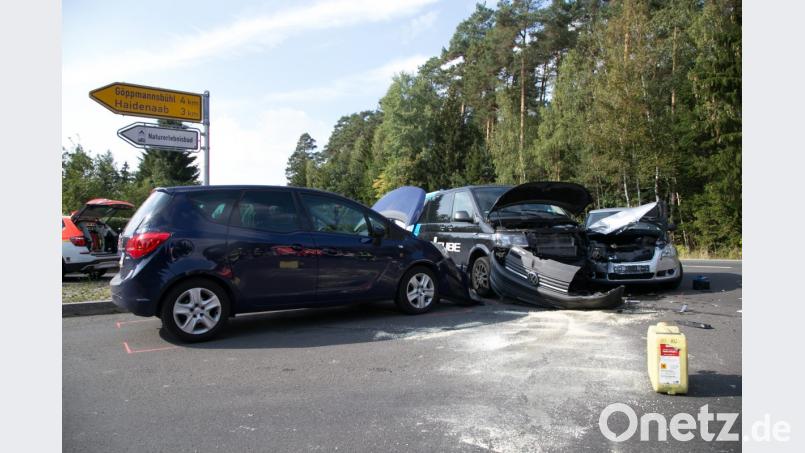 Bei einem Verkehrsunfall in Immenreuth wird die Unfallverursacherin leicht verletzt. An den drei beteigten Autos entsteht ein Schaden von 20 000 Euro. Bild: rw