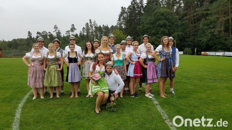 Die Theuerner Kirwapaare 2018 mit dem Oberkirwapaar im Vordergrund Bild: was