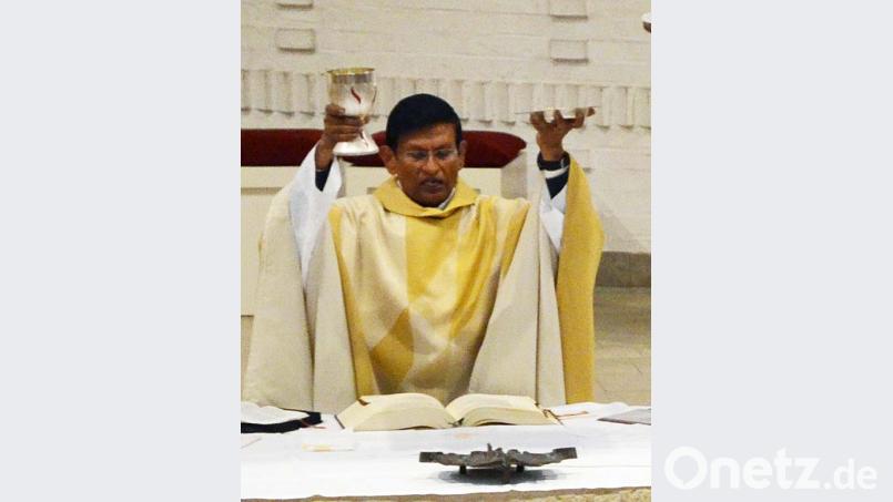 Pfarrer Augustin Lobo hält seine erste Heilige Messe in Kirchenthumbach. Bild: ü