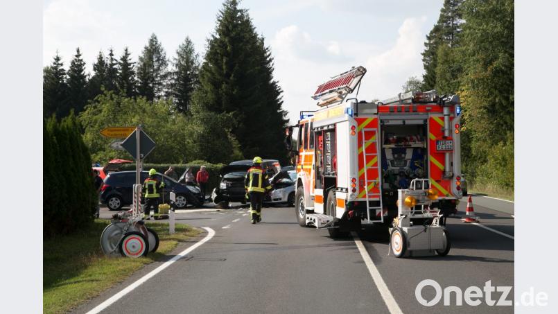 Bei einem Verkehrsunfall in Immenreuth wird die Unfallverursacherin leicht verletzt. An den drei beteigten Autos entsteht ein Schaden von 20 000 Euro. Bild: rw