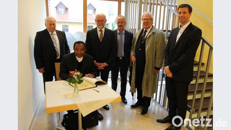 Nach der Amtseinführung trug sich Pfarrer Dr. Cyprian in das Goldene Buch der Gemeinde ein. Bild: ral