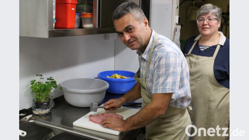 Im "Landgericht" wird wieder gekocht. Yanni Büyüktas (links) klopft Schnitzel für das Mittagessen. Die bisherige Pächterin Christine Hösl steht dem neuen Koch noch bis Ende September zur Seite. Bild: Michaela Lowak