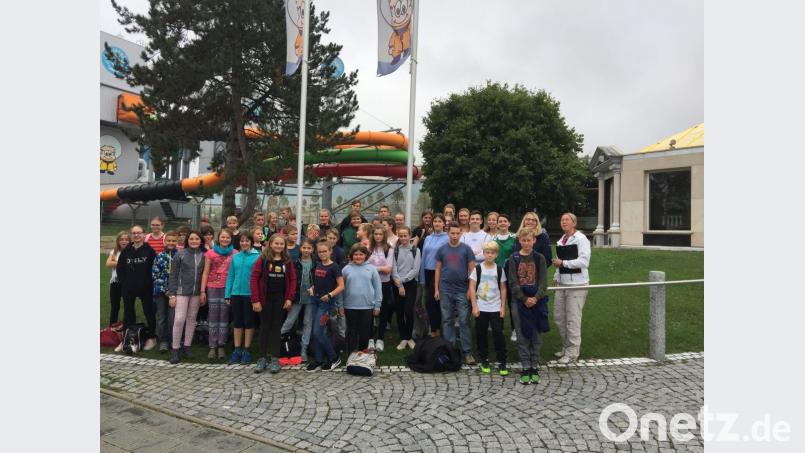 Die Kinder und Jugendlichen mit ihren Betreuern vor dem Erlebnisbad "Palm Beach". Bild: exb