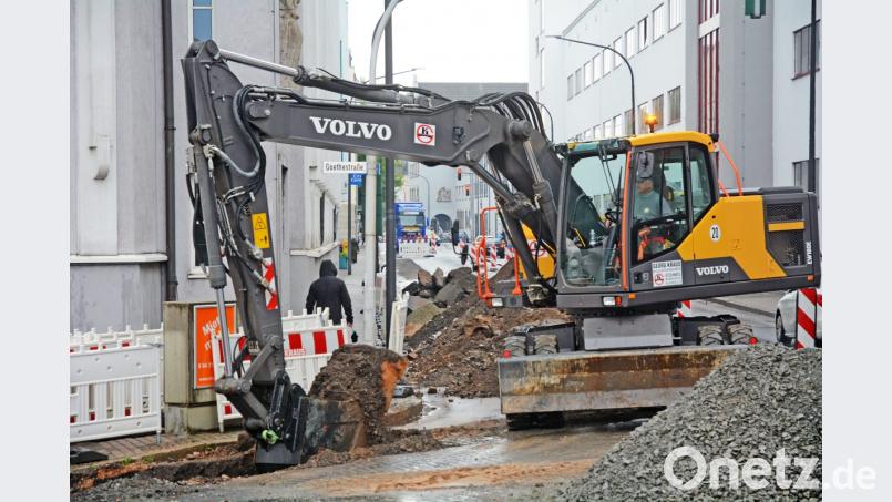 In der Schillerstraße wird der Straßenentwässerungskanal neu verlegt. Der Bereich zwischen dem Josef-Witt-Platz und der Einmündung zur Ringstraße ist deshalb voraussichtlich vom 20. August bis Ende Oktober gesperrt. Bild: Gabi Schönberger