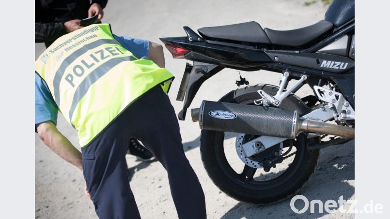 Kontrolle eines Motorrads. Bild: Frank Rumpenhorst/dpa