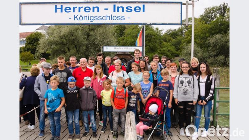 Von früh bis spät sind die Kinder mit den Modelleisenbahnfreunden im Ferienprogramm unterwegs. Sie fahren mit dem Zug an den Chiemsee. Bild: exb