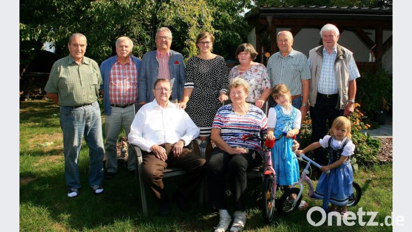 Franz Prößl (vorne links) feiert seinen 80. Geburtstag. Als Erste gratulierten Ehefrau Brigitte (vorne, Zweite von links) sowie das Geschwisterpaar Franziska und Sophie (von rechts). Herzliche Glückwünsche kommen zudem von (von links) Rainer Prößl, Helmut Stauber (VdK) und Bürgermeister Toni Dutz, Prößls Tochter Kathrin, Gretl Prößl, Heinrich Weber und Erich Trottmann, beide vom Gesangverein Schönhaid. Bild: wro
