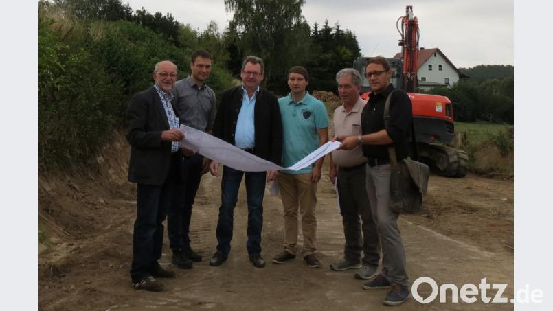 Bei den wöchentlichen Baustellenterminen werden vor Ort die anstehenden Maßnahmen besprochen. Im Bild (von links) Bürgermeister Georg Köppl, Thomas Prey (VG Nabburg), Bürgermeister Martin Prey, Benjamin Zwack (VG Oberviechtach), Klaus Kiefmann (Firma Seebauer) und Wolfgang Vetter (Ingenieurbüro Weiß). Bild: Köppl