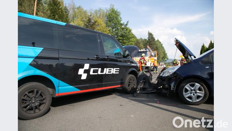 Bei einem Verkehrsunfall in Immenreuth wird die Unfallverursacherin leicht verletzt. An den drei beteigten Autos entsteht ein Schaden von 20 000 Euro. Bild: rw