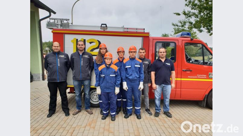 Erfolgreich absolvieren Luisa Müller, Lukas Lanz, Bastian Krämer und Benedikt Müller (in Schutzanzügen, von links) von der Feuerwehr Pfrentsch die Stufe I der Jugendflamme. Bild: fjo