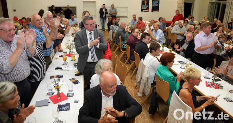 Aus der Stimmkreiskonferenz im Pfarrheim St. Vitus in Schnaittenbach gab es Applaus im Stehen für Reinhold Strobl. Bild: Wolfgang Steinbacher