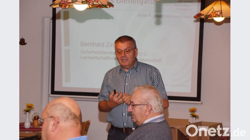 Bernhard Zintl von der Berufsgenossenschaft Kassel spricht beim Bienenzuchtverein Kemnath und Umgebung über &quot;Arbeitssicherheit am Bienenstand&quot;. Bild: bkr