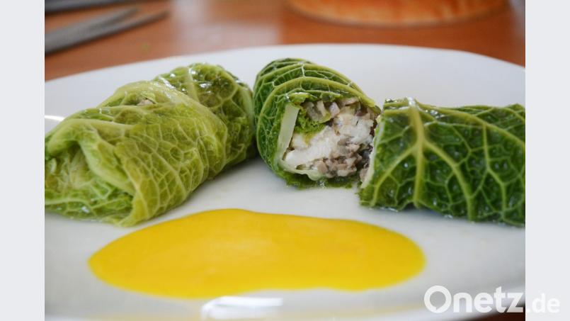 Mit Zander und Champignons sind die Wirsingblätter gefüllt. Die Röllchen werden von einer Safransauce begleitet. Bild: Gabi Schönberger