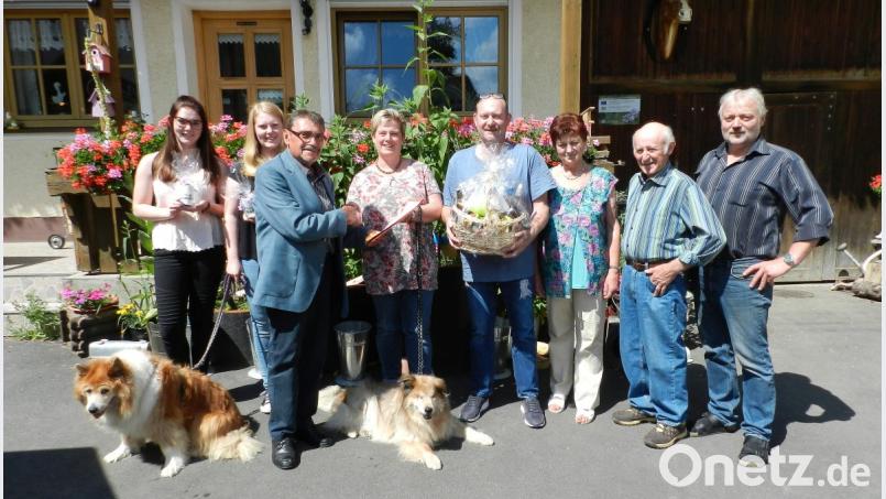 Ehrung auf dem „Wegmannhof“: Im Bild von links Sarah und Mandy Punthöler, zweiter Bürgermeister Karl Busch, Tanja und Bernd Punthöler, Rosalinde, Karl und Norbert Wegmann. Bild: exb