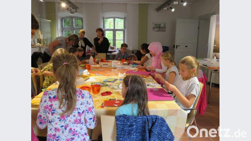 Hoch her ging es am Dienstagnachmittag im Museumsquartier, wo der Kunstverein Tirschenreuth zum Ferienprogramm "Wir kleben ein Bild" eingeladen hatte. Bild: ubb