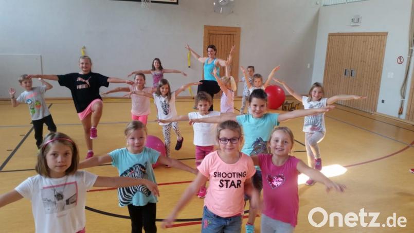 Gemeinsam mit Fitnesstrainerin Tanja Franz begaben sich die Kinder beim Ferienprogramm mit tierischen Bewegungen auf einen „Animal Dance“. Bild: öt