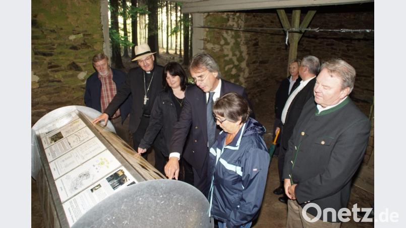 Interessiert zeigten sich Diözesanbischof Rudolf Voderholzer (Zweiter von links) und Regierungspräsident Axel Bartelt (Vierter von links) an den Informationen auf der Dokumentationsrolle im "Fleischhackerhaus". Eigentümerin Gisela Forster (vorne) kam hier auf die Welt. Mit dabei war auch Josef Wachter (links), dessen Mutter mit ihrer Erzählung den Stoff für die gespielte Szene lieferte. Bild: mmj