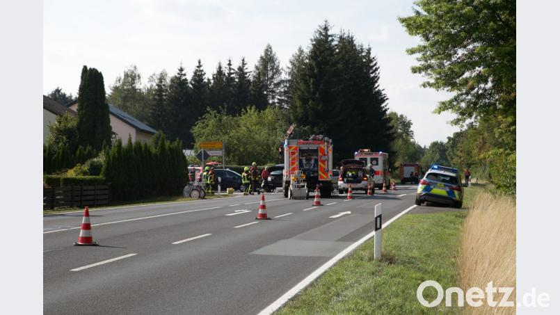 Bei einem Verkehrsunfall in Immenreuth wird die Unfallverursacherin leicht verletzt. An den drei beteigten Autos entsteht ein Schaden von 20 000 Euro. Bild: rw