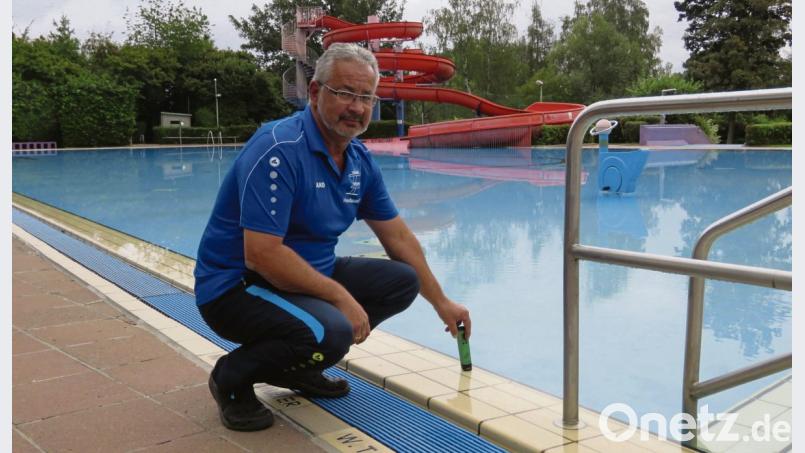Bademeister Erwin Haselbauer misst noch einmal die Wassertemperatur. Am Sonntag hat das Bad in Tirschenreuth, wie viele andere Freibänder in der Region, zum letzten Mal in diesem Jahr geöffnet. Selten war er so allein im Tirschenreuther Schwimmbad wie auf diesem Bild. Bild: ubb