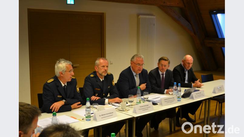 Zur 1. Waldsassener Sicherheitskonferenz ist mit Innenminister Joachim Hermann (Mitte) ein prominenter Gast gekommen. Auf dem Podium sind auch (von links) Wilhelm Schmidbauer, Thomas Schöniger, Vizepräsident des Polizeipräsidiums Oberpfalz, Landtagsabgeordneter Tobias Reiß und Waldsassens zweiter Bürgermeister Karlheinz Hoyer. Bild: rti