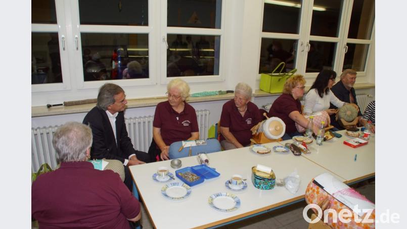 Interessiert unterhält sich Regierungspräsident Axel Bartelt mit den Klöpplerinnen. Bild: mmj