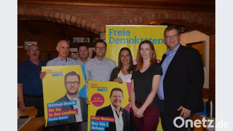 Die Wahlplakate hängen, der Wahlkampf läuft auf Hochtouren. Der Bundestagsabgeordnete Ulrich Lechte (rechts) spricht bei der FDP-Kreisversammlung und unterstützt die Kandidaten Christoph Skutella und Oliver Mutterer. Bild: Kunz