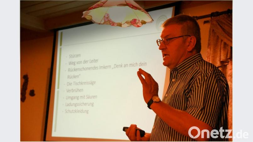 Bernhard Zintl von der Berufsgenossenschaft Kassel spricht beim Bienenzuchtverein Kemnath und Umgebung über &quot;Arbeitssicherheit am Bienenstand&quot;. Bild: bkr