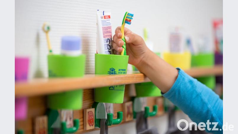 In Oberpfälzer Kitas bekommt jeder einen Platz für sein Becherchen. Nur vereinzelt gibt es Wartelisten. Bild: Friso Gentsch/dpa