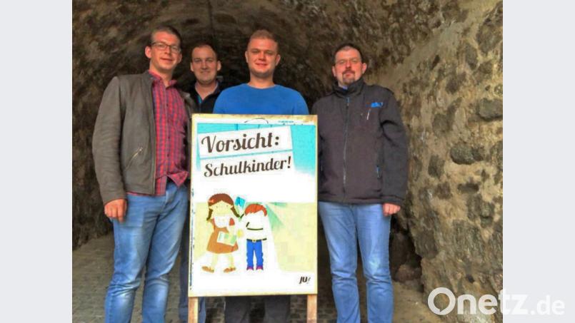 Die CSU-Stadträte Thomas Albang (links) und Alexander Trinkmann (rechts) dankten JU-Vorsitzendem Florian Guha (Zweiter von rechts) und seinen Mitstreitern für die Plakat-Aktion. Bild: exb