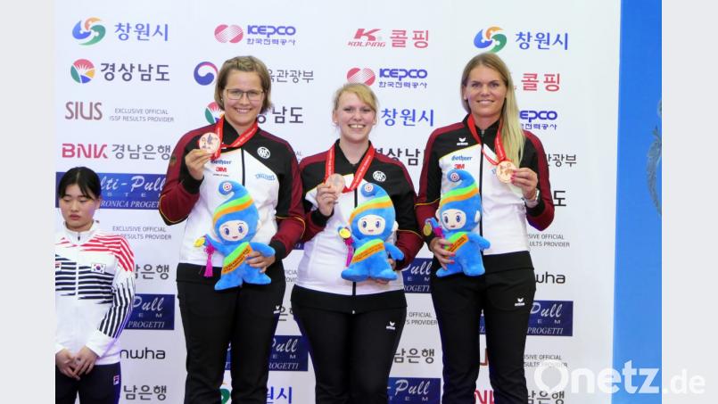 Selina Gschwandtner, Isabelle Straub und die Oberpfälzerin Julia Simon zeigen stolz ihre WM-Bronzemedaillen. Bild: Deutscher Schützen Bund E.V.