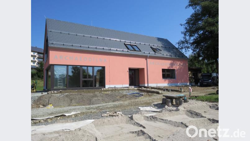 Noch ist die ArchaeoWerkstatt selbst eine Baustelle. Am Dienstag muss alles fertig sein. Dann soll das neue Gebäude, das im Außenbereich des Geschichtsparks steht, für Studenten aus Prag, Pilsen und Bamberg zum Lehr- und Lernort werden. Bild: ubb