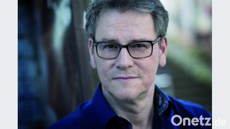 Der Autor Oliver Bottini hat für seinen neuen Krimi „Der Tod in den stillen Winkeln des Lebens“ bereits zwei Preise erhalten. Am Dienstag, 18. September, präsentiert er das Buch in Sulzbach-Rosenberg. Bild: Hans Scherhaufer