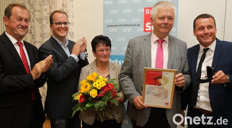 Die SPD, vertreten durch (von links) Bezirksrat Richard Gaßner, ihren Fraktionsvorsitzenden im Landtag, Markus Rinderspacher, und Landtagskandidat Uwe Bergmann (rechts), würdigt MdL Reinhold Strobl mit ihrer höchsten Auszeichnung und dankt seiner Frau Mathilde mit Blumen. Bild: Wolfgang Steinbacher