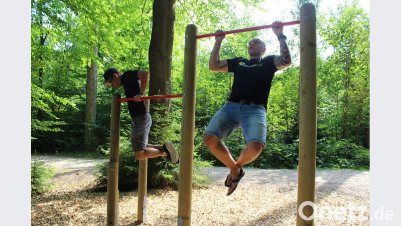 Bei vielen Hindernissen des &quot;Rockman Runs&quot; brauchen die Teilnehmer Muckis. Thomas und Robert Friedl von den &quot;Athletics Friends&quot; (von links) zeigen schon mal Trainingsmöglichkeiten. Bild: fph