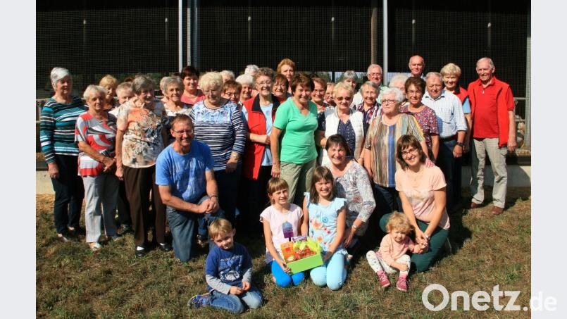 Wolfgang und Monika Beer (kniend von links) öffnen die Hoftore, um den Mitgliedern des Katholischen Frauenbunds Falkenberg alles zeigen und erklären zu können. Als Dankeschön übergibt Vorsitzende Maria Braun (Bildmitte) ein Geschenkkörbchen. Bild: wro