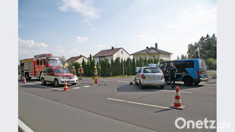 Bei einem Verkehrsunfall in Immenreuth wird die Unfallverursacherin leicht verletzt. An den drei beteigten Autos entsteht ein Schaden von 20 000 Euro. Bild: rw