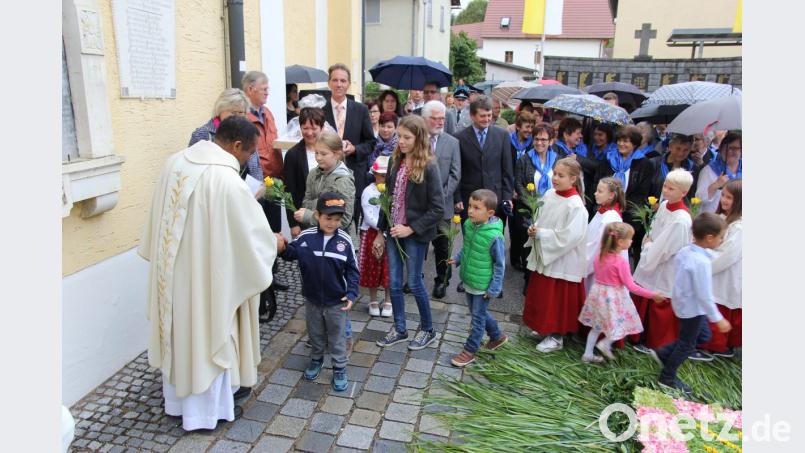 An der Pfarrkirche gab für Pfarrer Cyprian ein Gedicht und Rosen durch die Kinder und Ministranten. Bild: ral