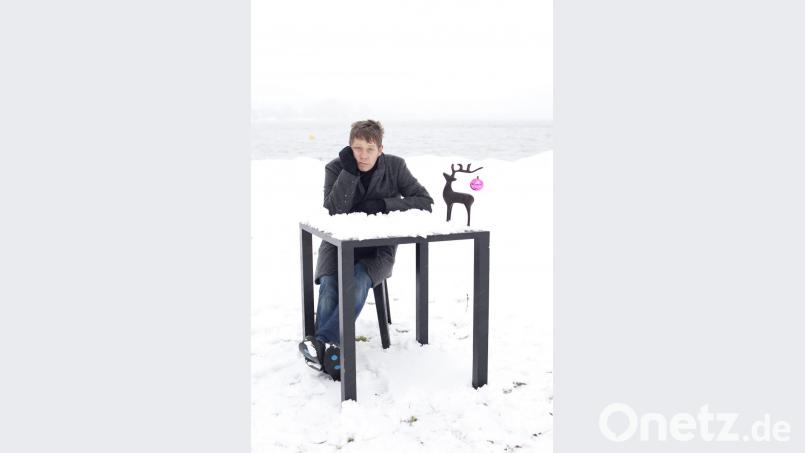 Mit seinem Jahresendzeit- bzw. Weihnachtsprogramm &quot;Vier Kerzen für ein Halleluja&quot; verbindet der Kabarettist, Autor, Fotograf und Musiker Jess Jochimsen völlig entspannt Literatur, Dia-Abend und Musik. Bild: Markus Frietsch