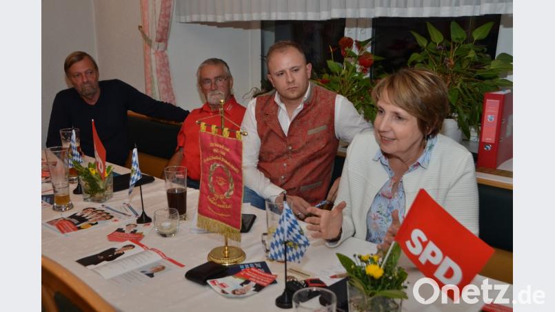 Landtagsabgeordnete Annette Karl stellt sich beim Themenabend „Auf ein Wort“ des SPD-Ortsvereins den Fragen der Teilnehmer. Bild: dob