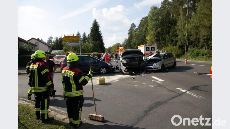 Bei einem Verkehrsunfall in Immenreuth wird die Unfallverursacherin leicht verletzt. An den drei beteigten Autos entsteht ein Schaden von 20 000 Euro. Bild: rw