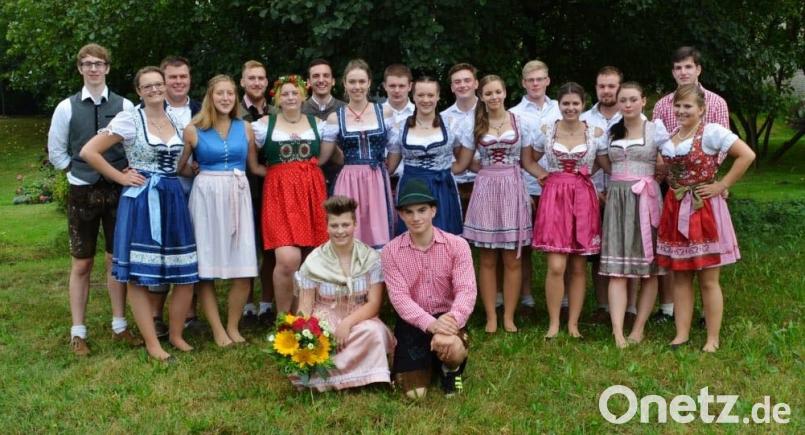 Oberkirwapaar Annika Winter und Jonas Dotzler (vorne) freuten sich mit den Ebersbacher Kirwaleit über gelungene drei Tage in ihrem Dorf. Bild: rha